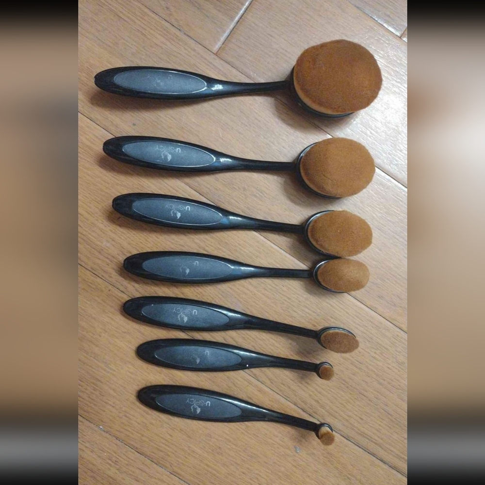 Set of 7 Makeup Brushes
